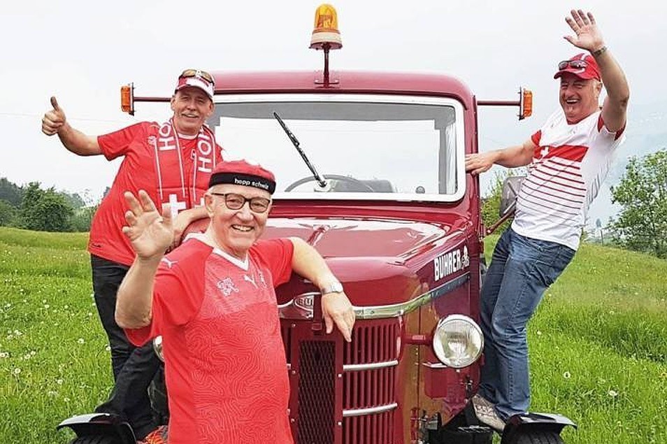 ورود ۳ هوادار سوئیسی به روسیه با تراکتور