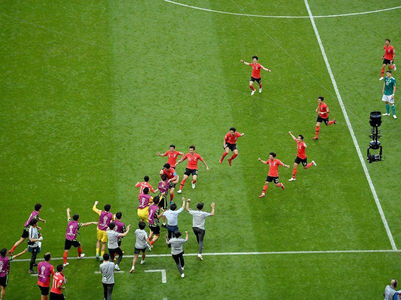 استقبال از بازیکنان کره جنوبی با تخم مرغ!