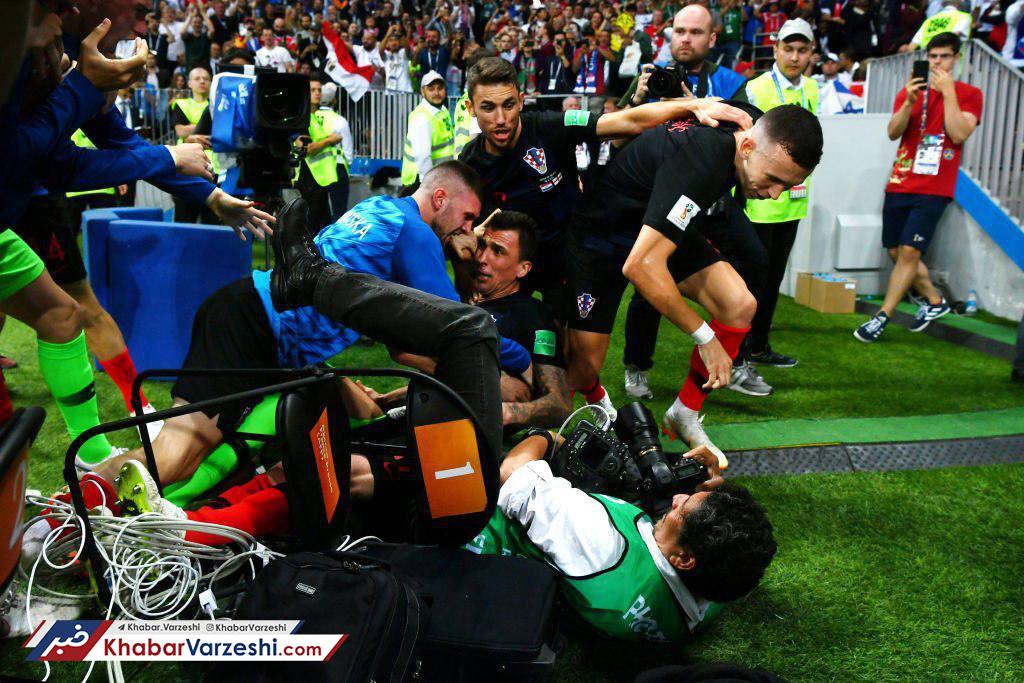 عکس| شاتِ عکاس زیرِ دست‌و‌پا!