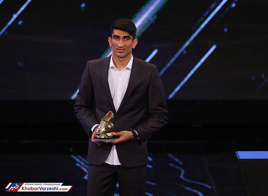 عکس| کریمی طعنه زد، جایزه بیرانوند عوض شد!