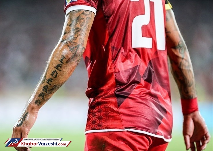 دژاگه خالکوبی‌های خود را پوشاند!