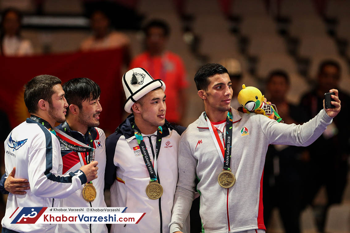 گزارش تصویری‌| مدال برنز کشتی فرنگی برگردن محمدرضا گرایی و مهرداد مردانی