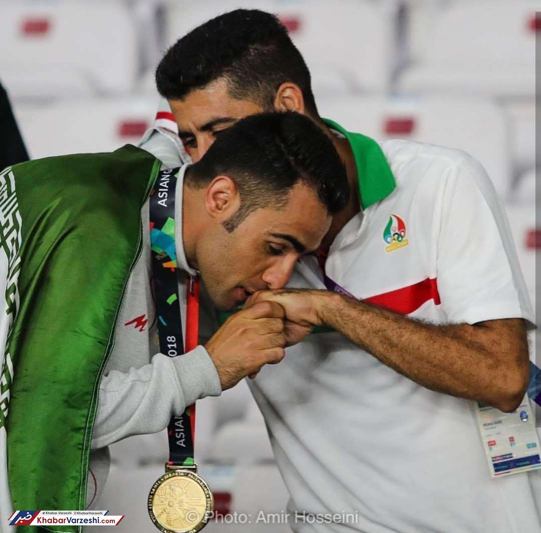 عکس روز| بوسه طلایی