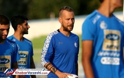 واکنش نیومایر به معطلی 4 ساعته در فرودگاه