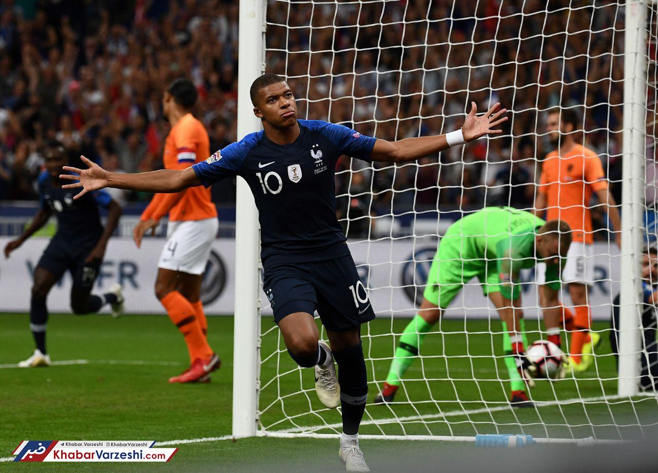 پنجه خروس به صورت لاله‌های نارنجی