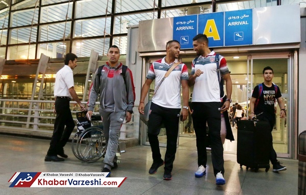 تصاویر| سلفی قطری ها با کاروان الدحیل در فرودگاه