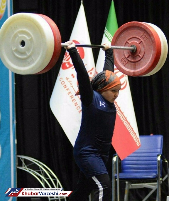 عکس| حرکت نمادین دختر ایرانی برای رونمایی از لباس وزنه‌برداری بانوان