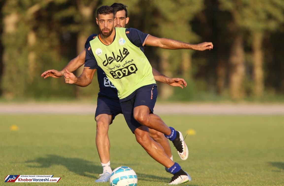 علی کریمی، مهاجم استقلالی را دیپورت کرد