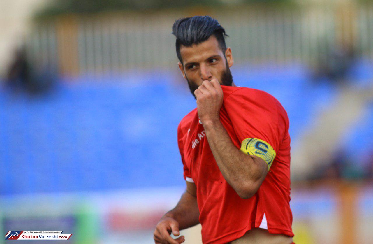 سرمربی استقلالی، کاپیتان پرسپولیسی نمی‌خواهد!