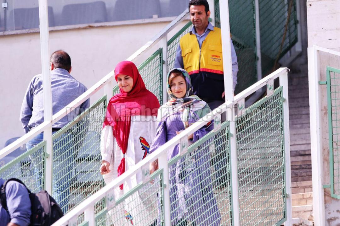 تصاویر| ورود آزادانه 2 تماشاگر خانم به ورزشگاه آزادی