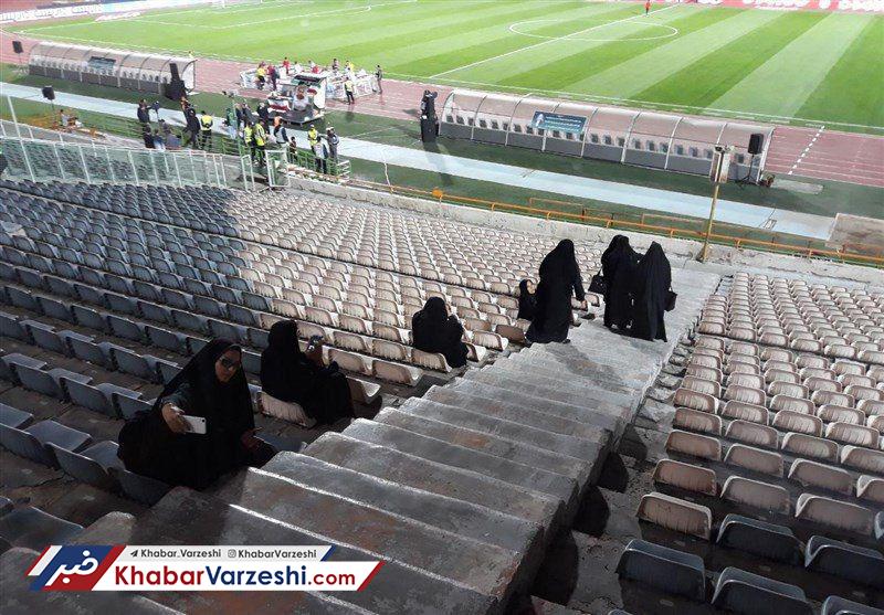 عکس روز| سلفی مامور زن در ورزشگاه آزادی