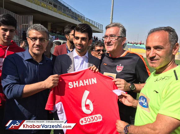 عکس| اهدای پیراهن شماره ۶ پرسپولیس به فلپس ایرانی