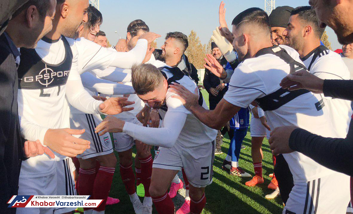 گزارش تصویری‌| تبریک بازیکنان به وریا غفوری و حاج صفی به سبک تونل وحشت