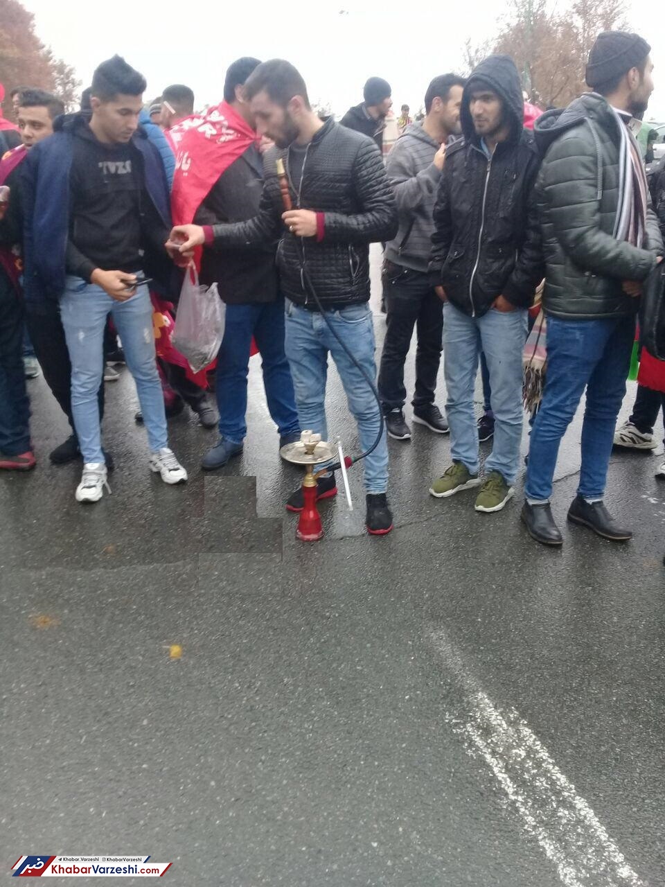 عکس| استعمال قلیان قبل از بازی پر هیجان!