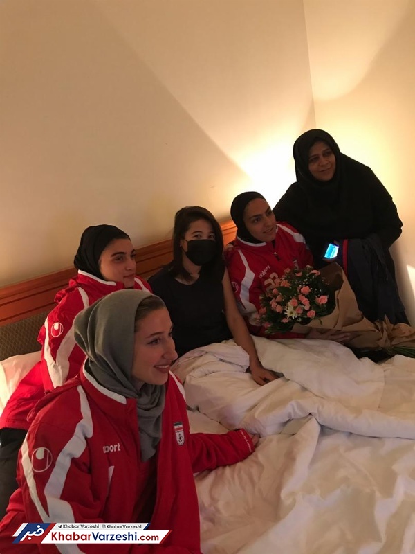 عکس| عیادت ملی‌پوشان فوتبال بانوان از بازیکن ازبکستان