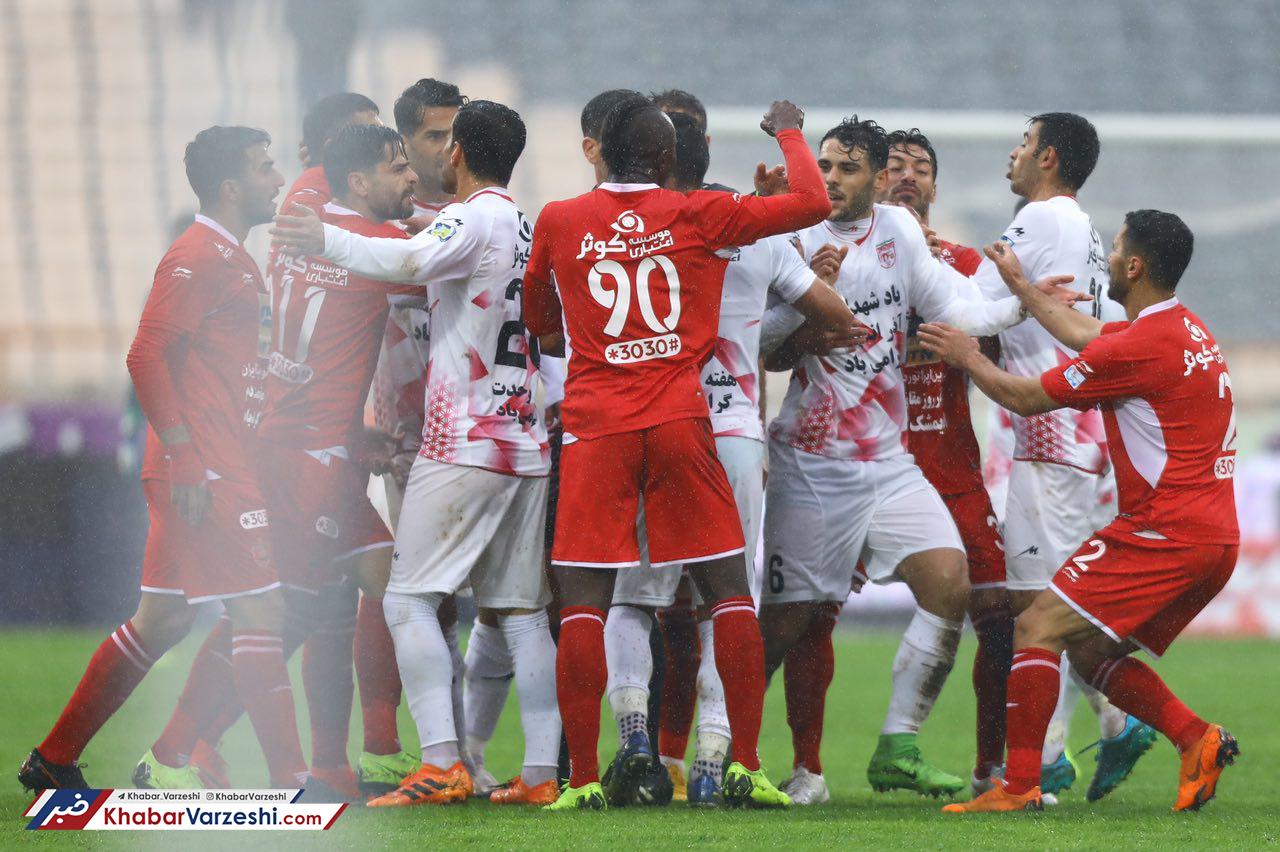 همه جا سر پرسپولیس را می‌شکنند، حرف هم می‌زنند!