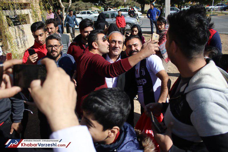 عکس| استقبال از گرشاسبی با ماچ و بوسه!