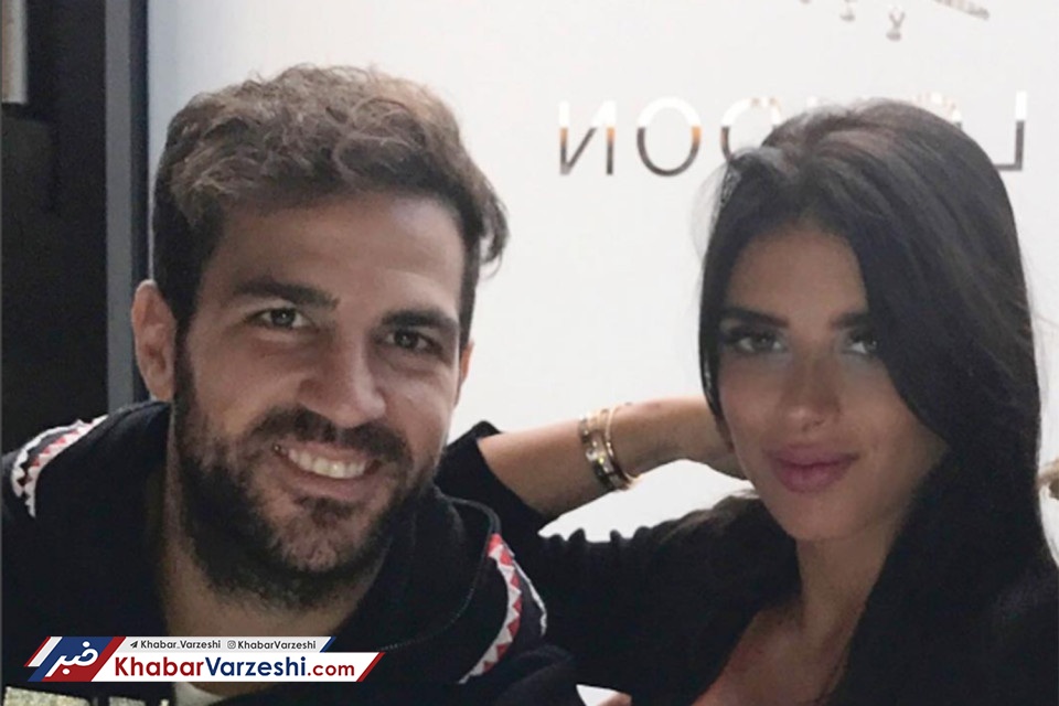 همسر ستاره آبی‌پوش، او را قرمزپوش می‌کند