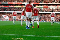 جریمه سنگین هواداری که پوست موز به زمین پرت کرد