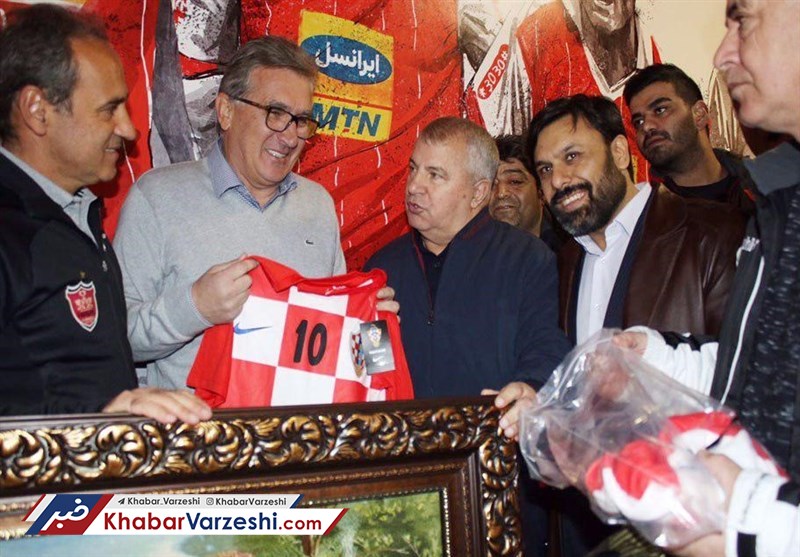 عکس| پیراهن بهترین بازیکن جهان هدیه برانکو به پرسپولیسی ها