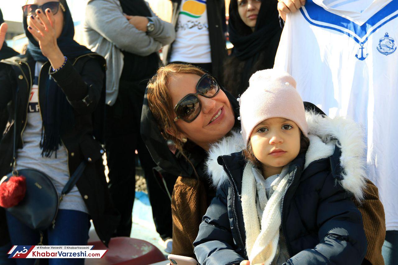 مهناز افشار: آقایان هم باید بتوانند فوتبال بانوان را ببینند