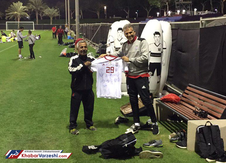 عکس| امضای یادگاری یک قطری از ملی پوشان ایران