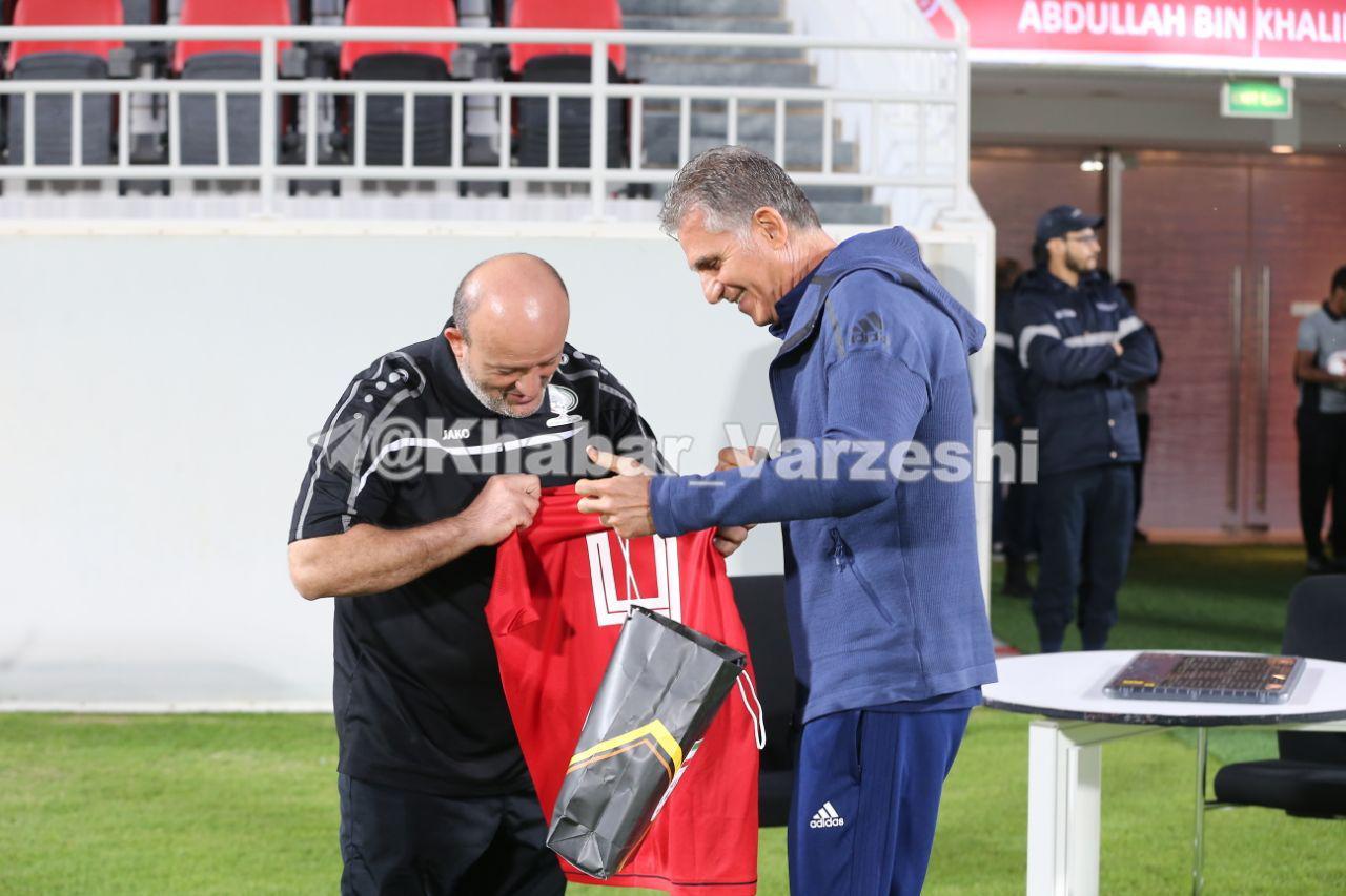 عکس| هدیه کی‌روش به سرمربی فلسطین