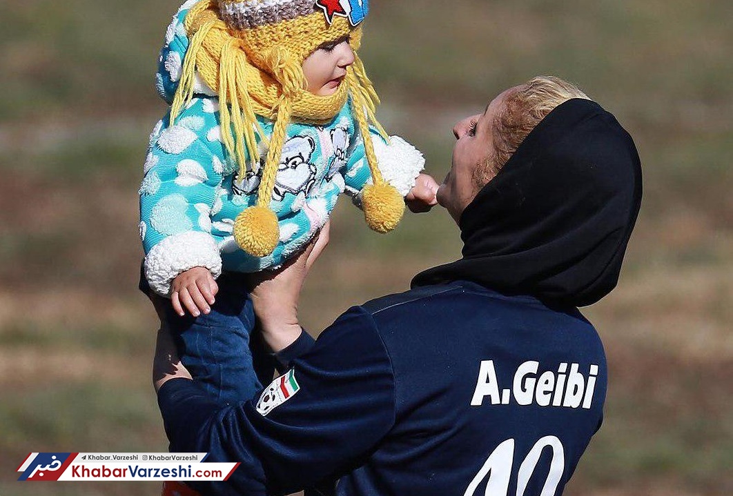 عکس روز| مادرانه های یک فوتبالیست