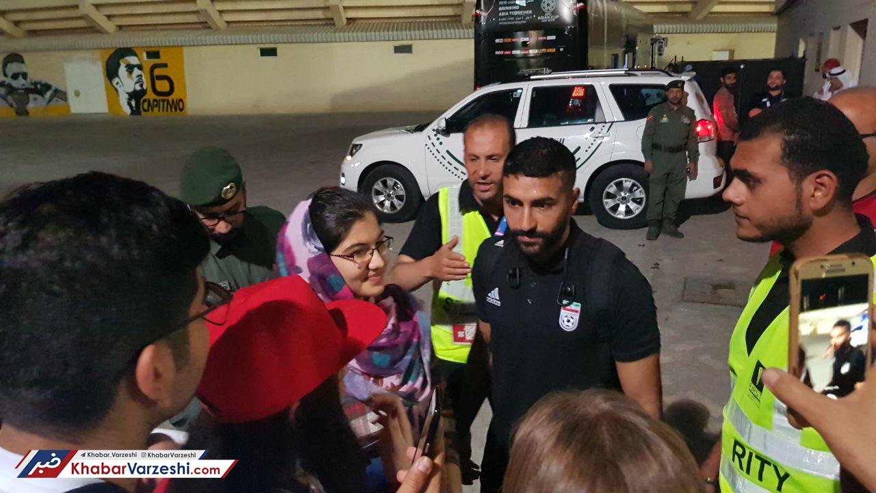 گزارش تصویری| عکس و امضاء یادگاری وریا غفوری و سامان قدوس برای هواداران تیم ملی