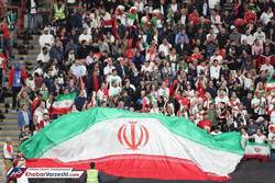 عکس روز| عشق بانوی ایرانی به وطن با حروف فینگیلیش