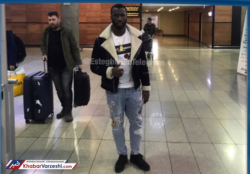 عکس| مهاجم جدید استقلال به تهران رسید