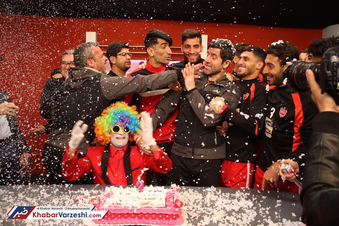 گزارش تصویری| جشن تولد کریم باقری در تمرین پرسپولیس