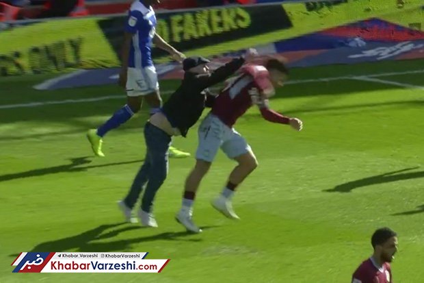 تصاویر| حمله با مشت به گلزنِ دربی!