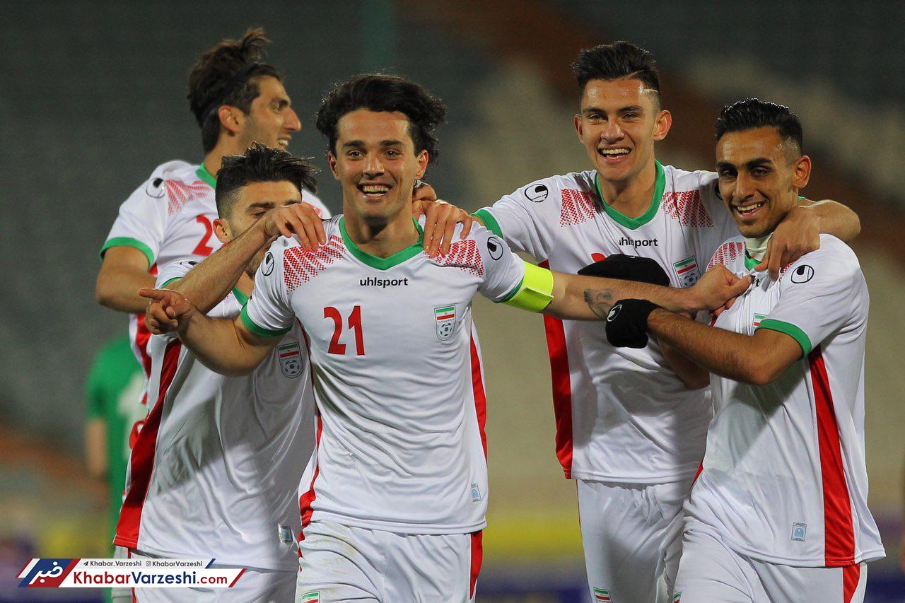 تیم ملی با بازوبند مشکی به میدان می‌رود