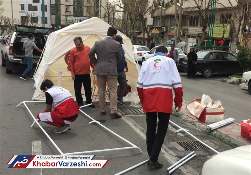 عکس| دریافت کمک‌های مردمی هلال احمر مقابل سازمان لیگ