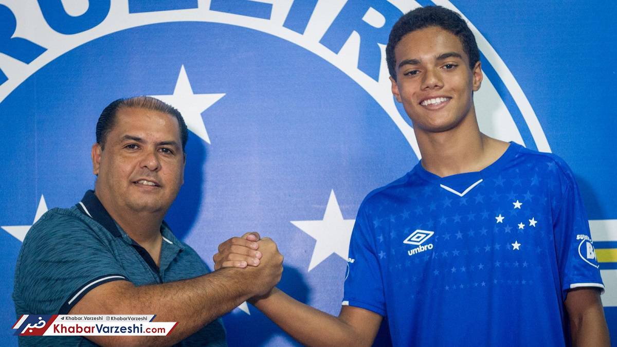 عکس| پسر اسطوره، اولین قرارداد حرفه‌ای‌اش را بست