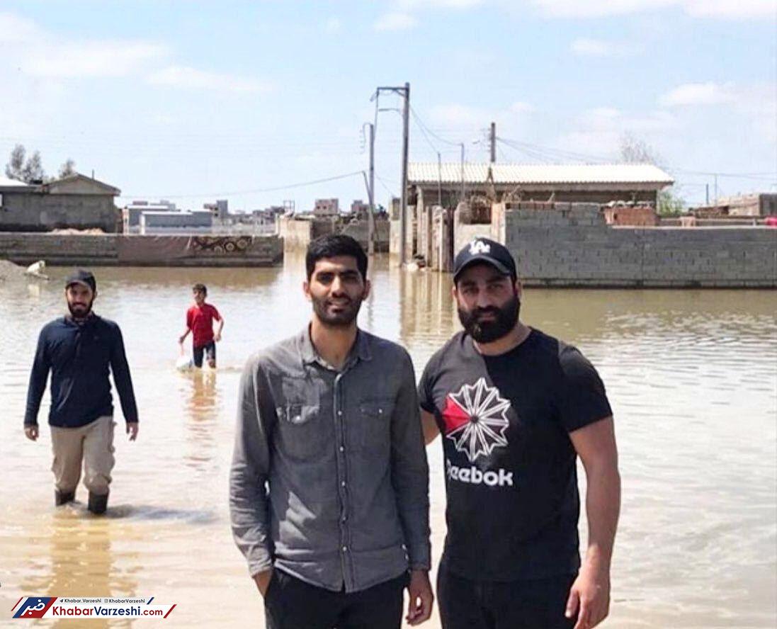 عکس| مدافع پرسپولیس در کنار سیل زدگان