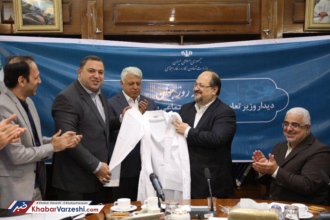 اهدای دان ۵ کاراته به وزیر