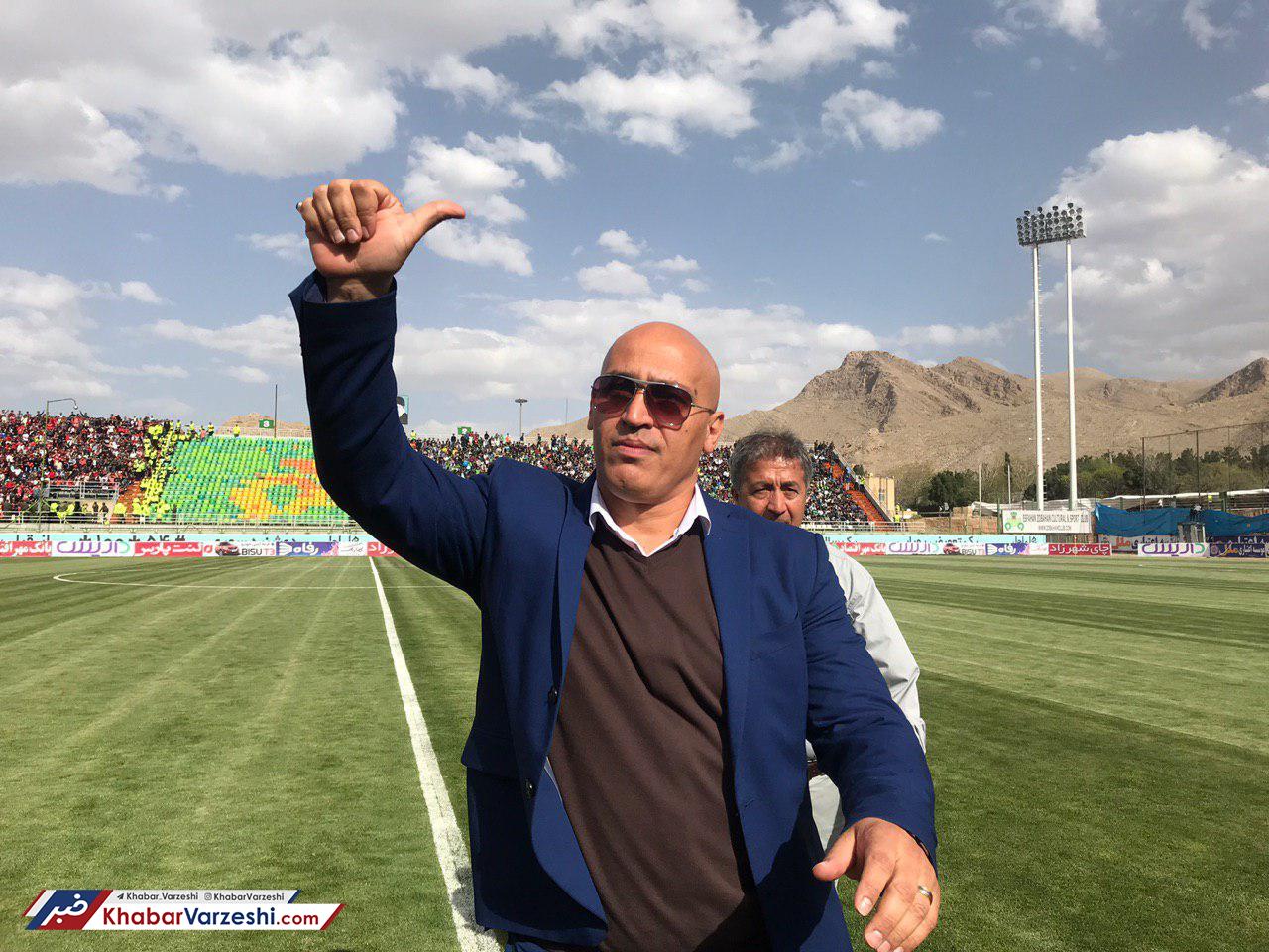 تشویق منصوریان در ورزشگاه آزادی