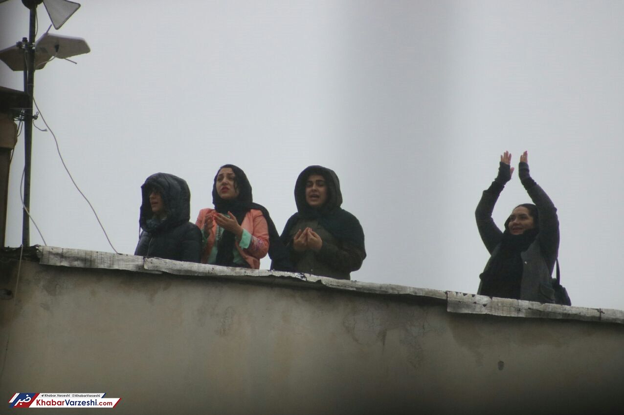 عکس روز| عشق بانوان به فوتبال، زیر باران