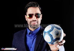 صادقی: بعضی‌ها چسب زخم هم نیستند، چه برسد به باند!