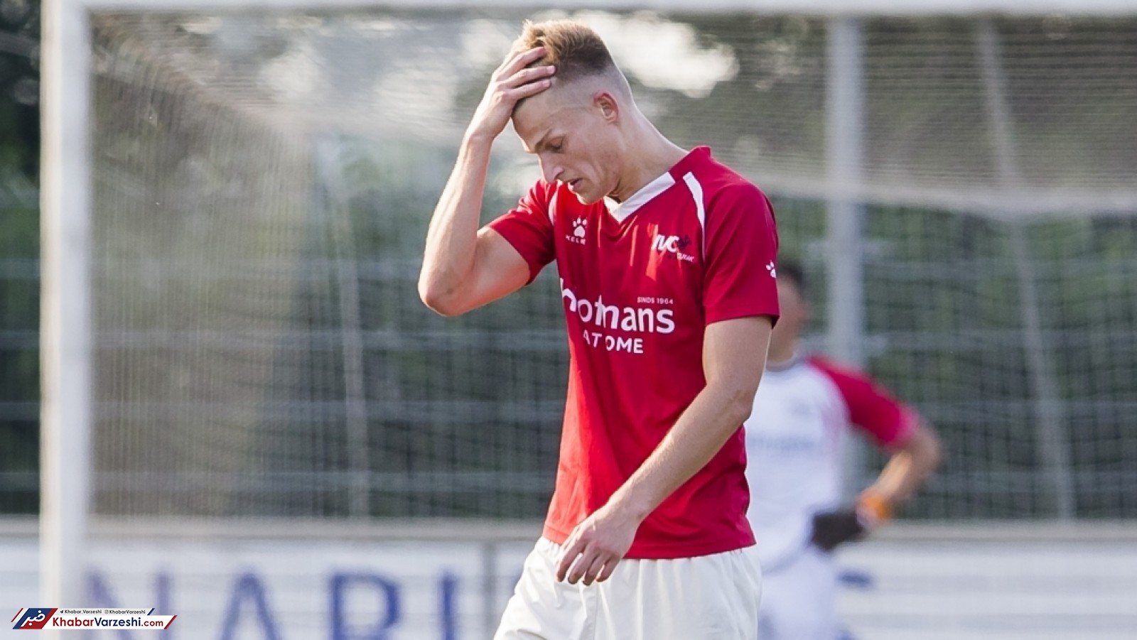 عکس| دروغی که منجر به اخراج مهاجم هلندی شد!