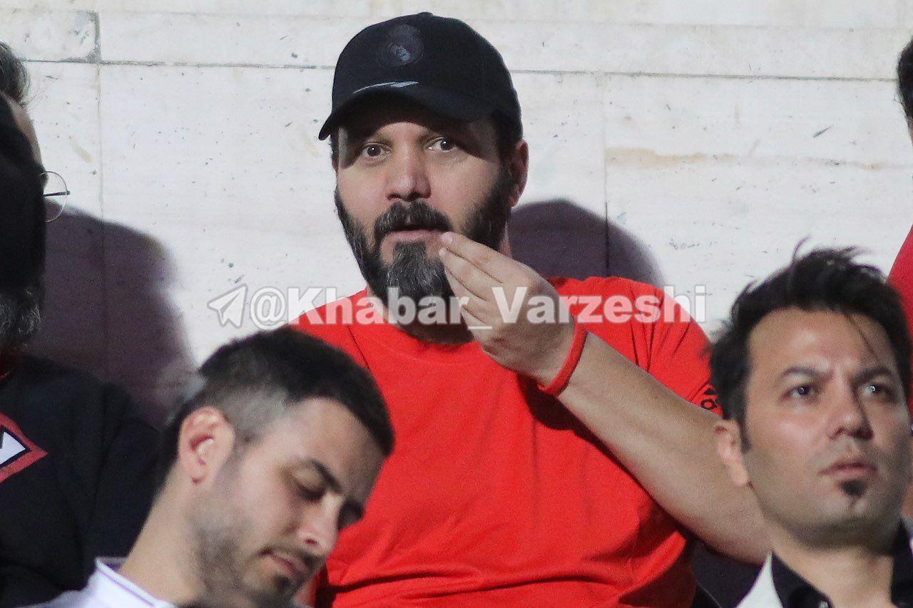 عکس| بازیگر معروف با لباس قرمز در استادیوم آزادی