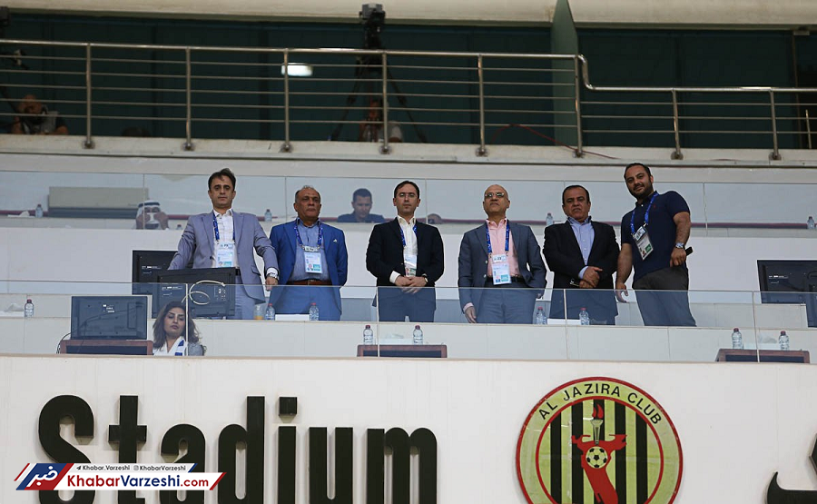 مباشری:‌ دست خداست که بازیکنان استقلال مقابل سپیدرود به میدان بروند!