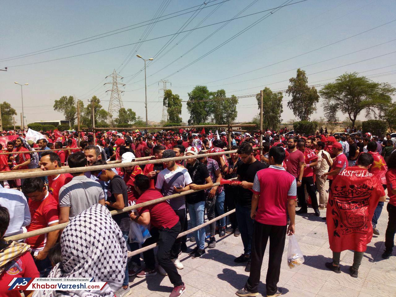 عکس| صف طولانی در فولاد آرنا