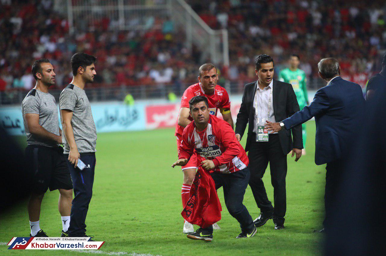 هجوم افراد متفرقه به زمین در پرده پایانی فینال