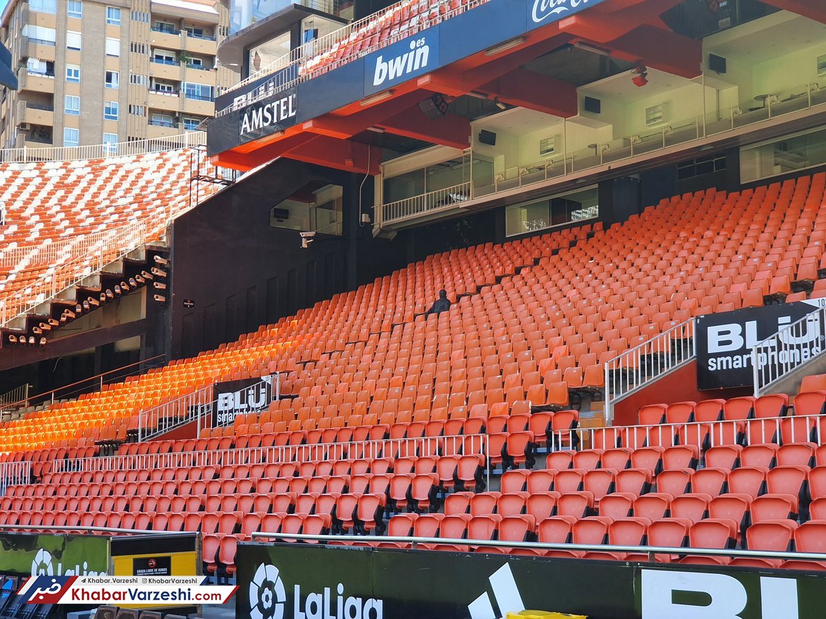 عکس| مجسمه هوادار وفادار روی صندلی همیشگی