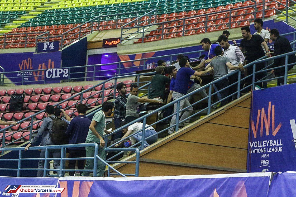 مشت و مال شدید خبرنگاران در سالن والیبال اردبیل!