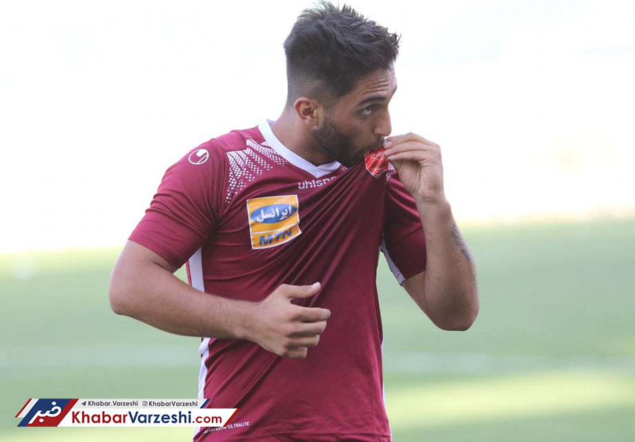 عکس| بوسه بازیکن سابق استقلال بر پیراهن پرسپولیس