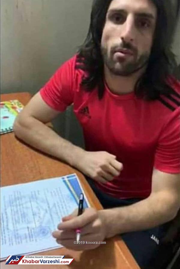 عکس| قرارداد بازیکن استقلال با تیم مصری